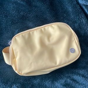 lululemon everywhere belt bag - YELLOW